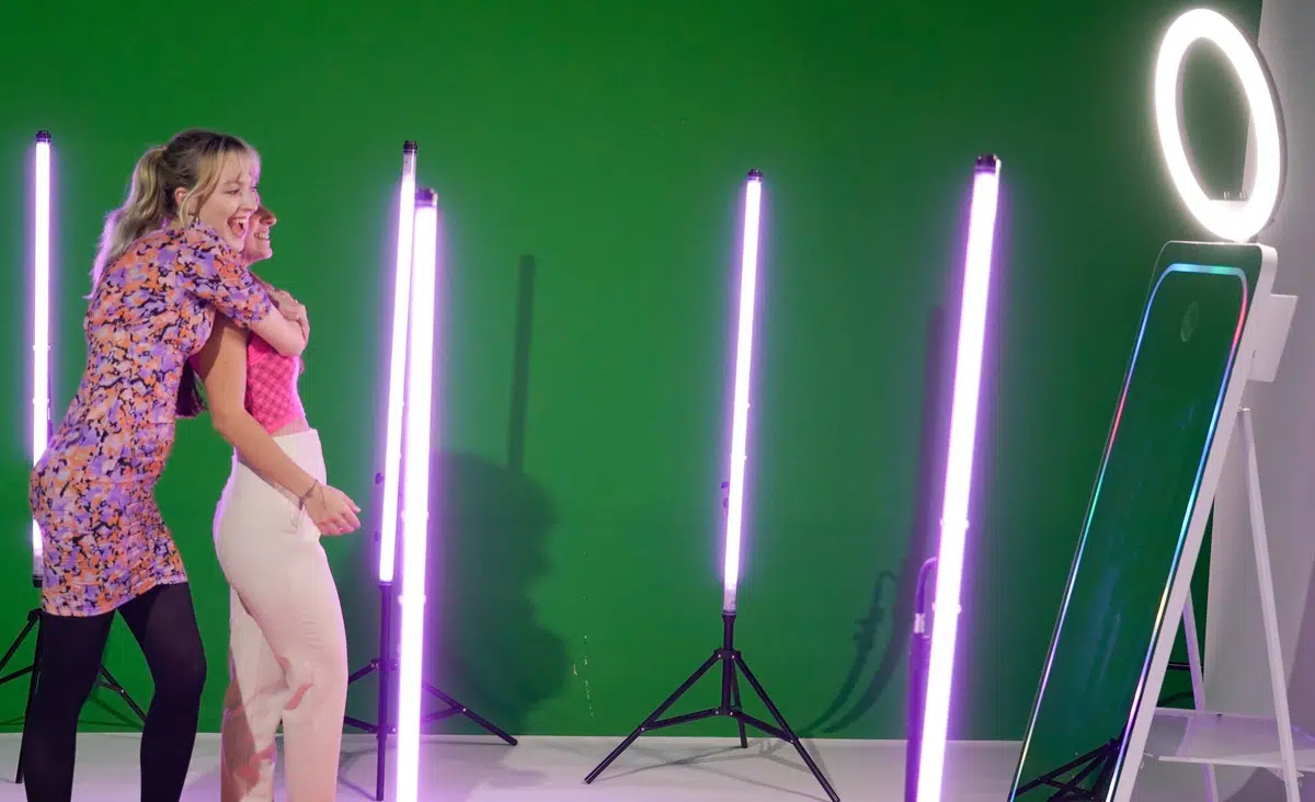 Pourquoi le miroir magique photobooth est-il devenu un incontournable des mariages modernes ?